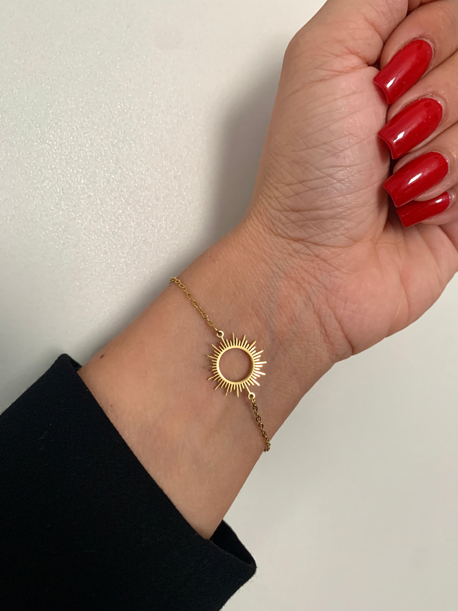 minimalistisches-sonnenarmband-edelstahl-gold-elegant-natascha-woge