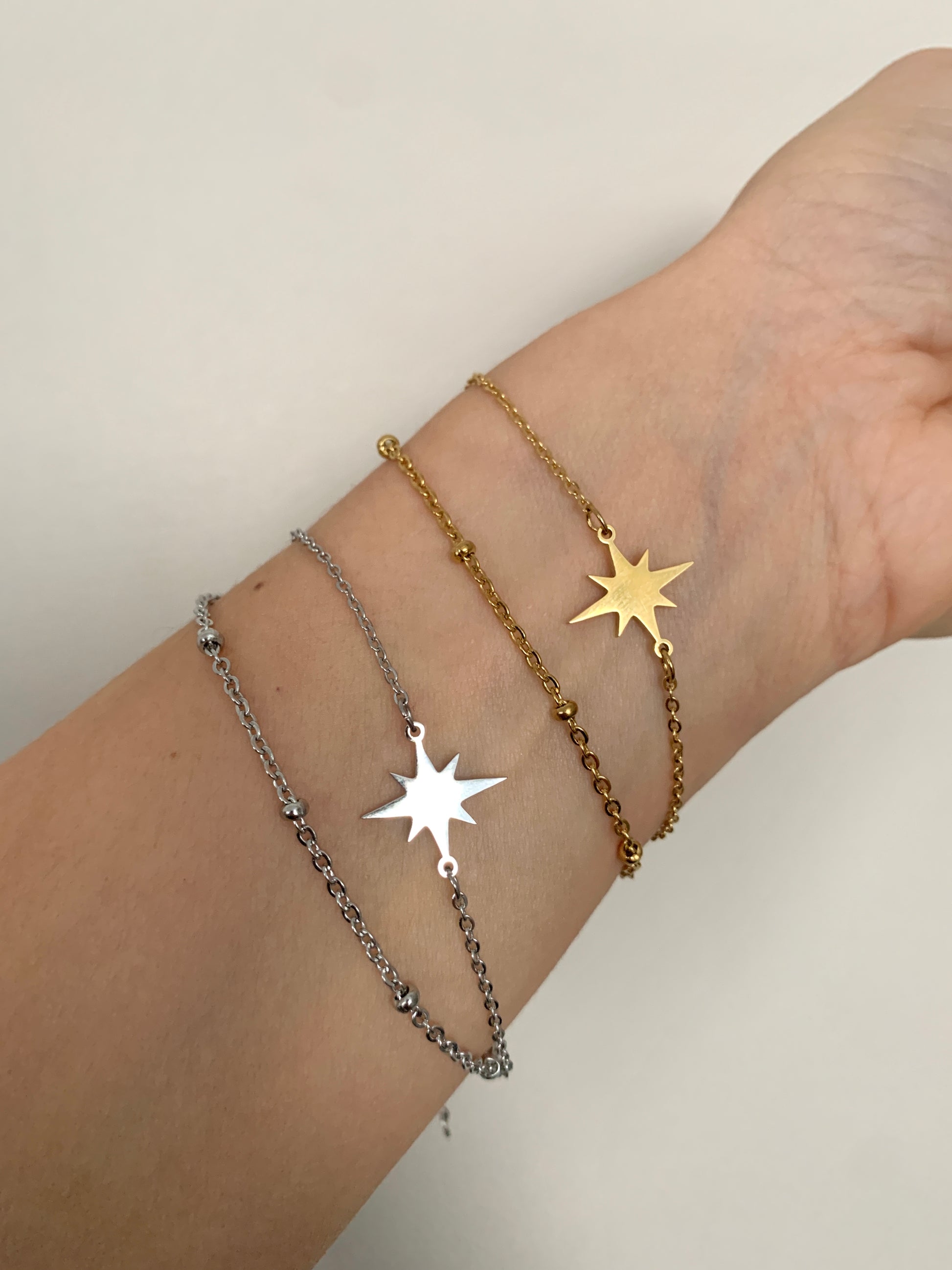 minimalistisches-sternarmband-edelstahl-gold-silber-getragen-natascha-woge