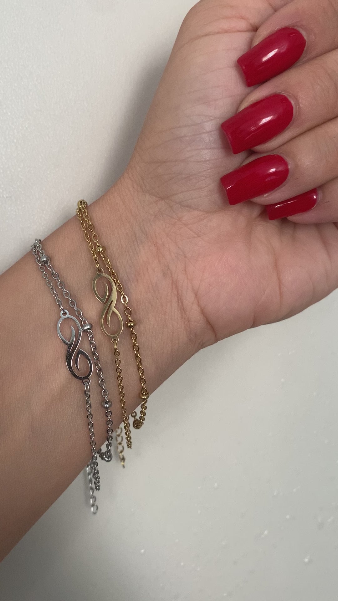 minimalistisches-infinity-armband-edelstahl-gold-silber-elegant-natascha-woge