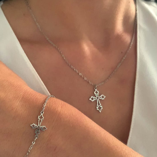 minimalistisches-kreuzarmband-edelstahl-gold-silber-elegant-natascha-woge