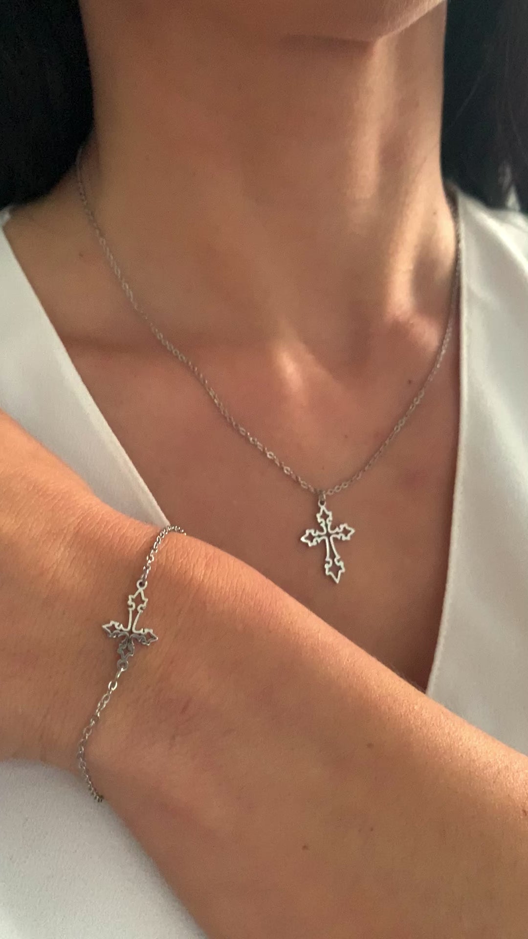 minimalistisches-kreuzarmband-edelstahl-gold-silber-elegant-natascha-woge