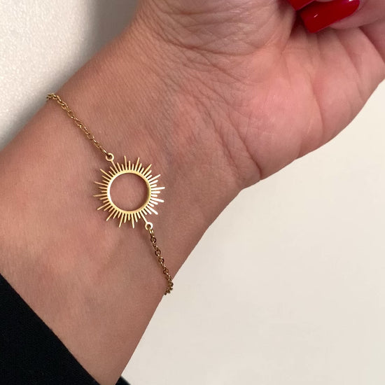 sonnenarmband-edelstahl-gold-fein-zart-getragen-am-handgelenk-natascha-woge