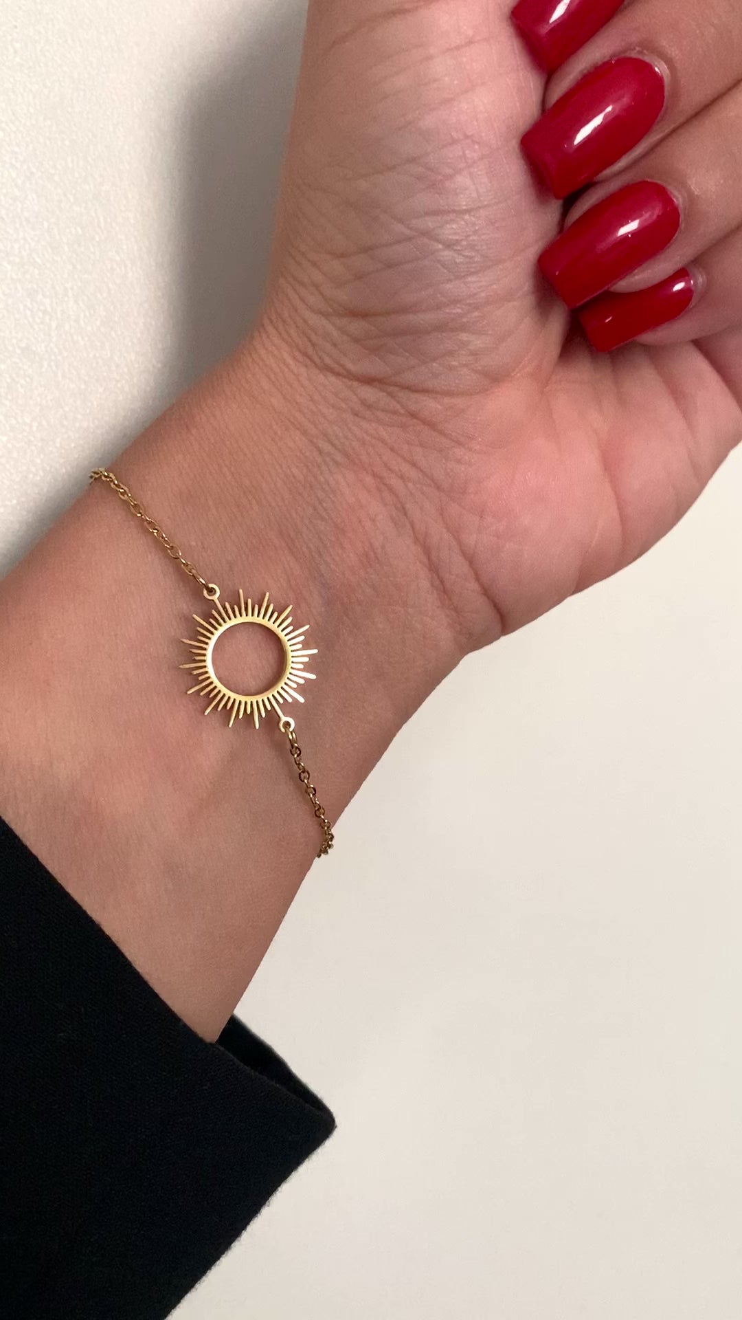 sonnenarmband-edelstahl-gold-fein-zart-getragen-am-handgelenk-natascha-woge
