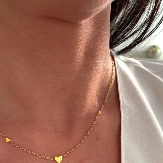 feine-damen-halskette-herz-symbol-gold-edelstahl-alltagsschmuck-natascha-woge