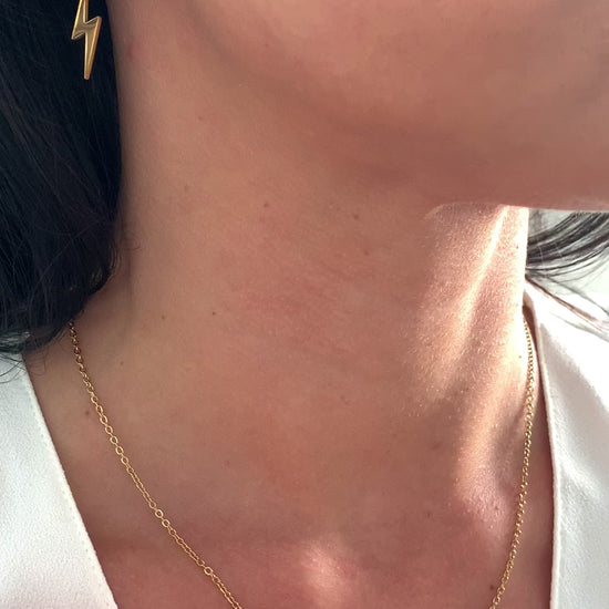 minimalistische-blitz-ohrringe-edelstahl-gold-silber-natascha-woge