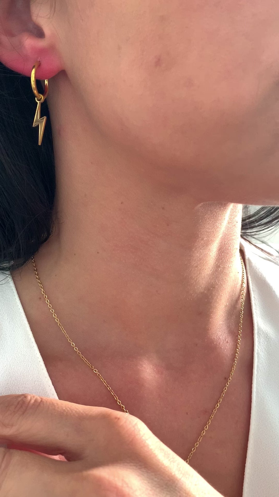 minimalistische-blitz-ohrringe-edelstahl-gold-silber-natascha-woge