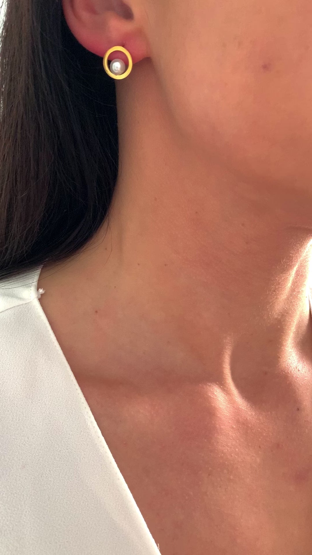 runde-edelstahl-ohrringe-mit-perle-modern