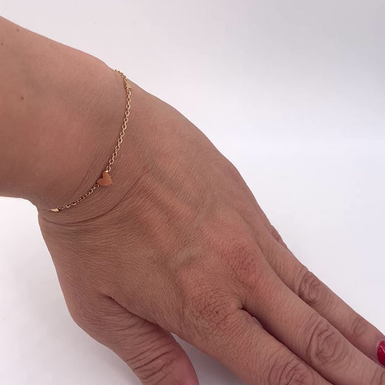 gold-armband-mit-kleinen-herzen-edelstahl-modern-natascha-woge