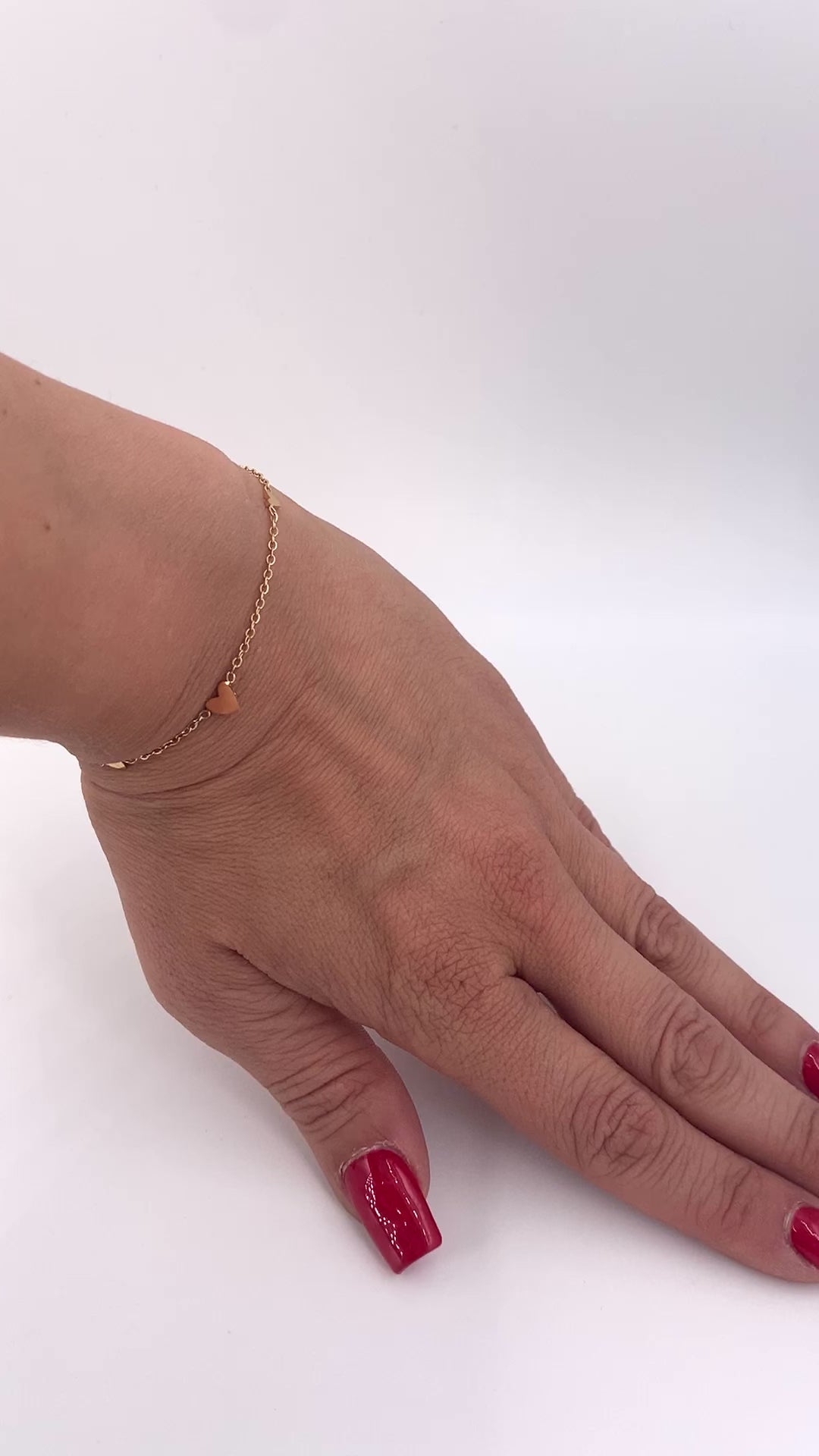 gold-armband-mit-kleinen-herzen-edelstahl-modern-natascha-woge