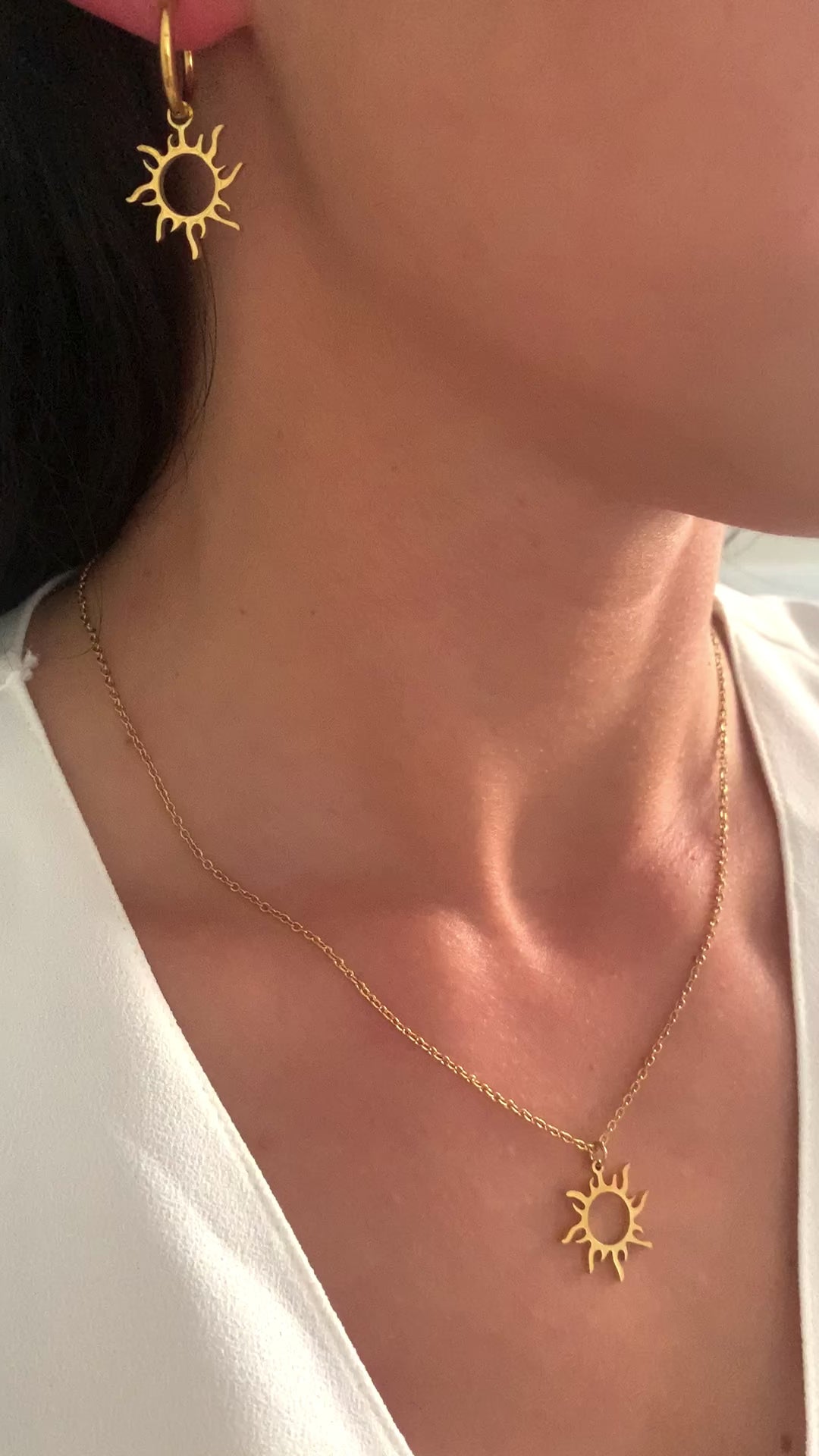 creolen-mit-sonnen-anhaenger-edelstahl-gold-schlichter-damen-schmuck