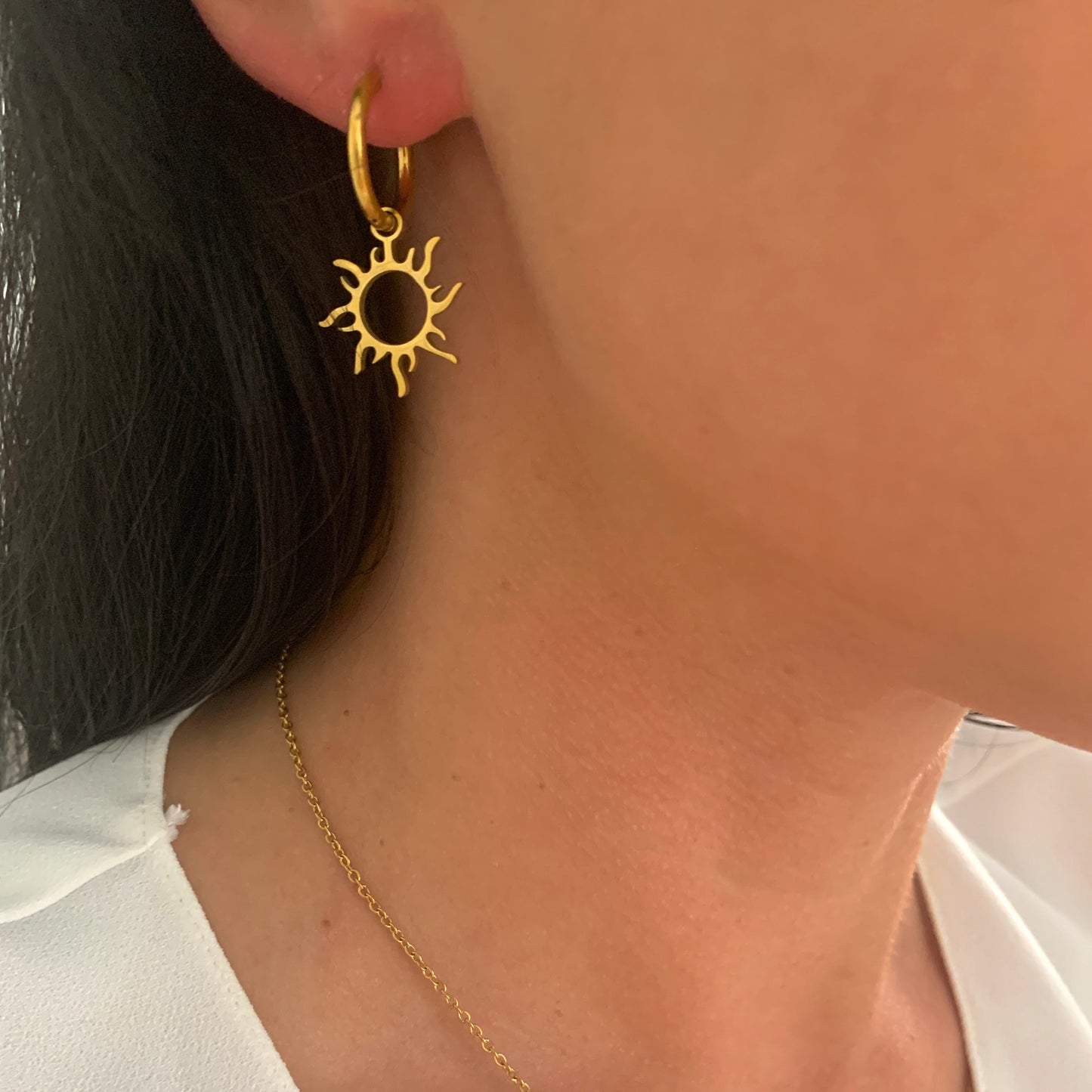 sonnen-ohrringe-edelstahl-gold-minimalistisch-wasserfest-damen-schmuck-natascha-woge