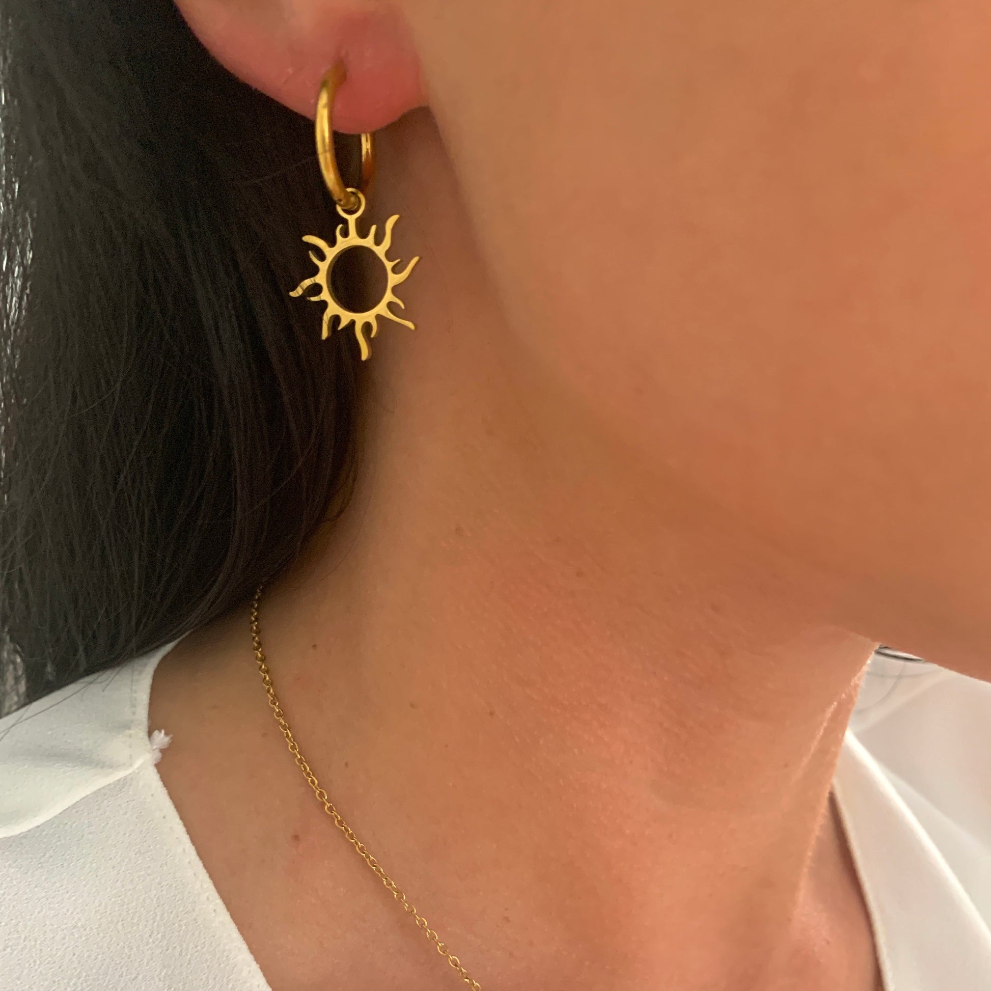 sonnen-ohrringe-edelstahl-gold-minimalistisch-wasserfest-damen-schmuck-natascha-woge