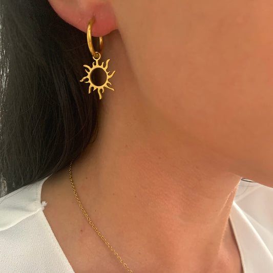 sonnen-ohrringe-edelstahl-gold-minimalistisch-wasserfest-damen-schmuck-natascha-woge