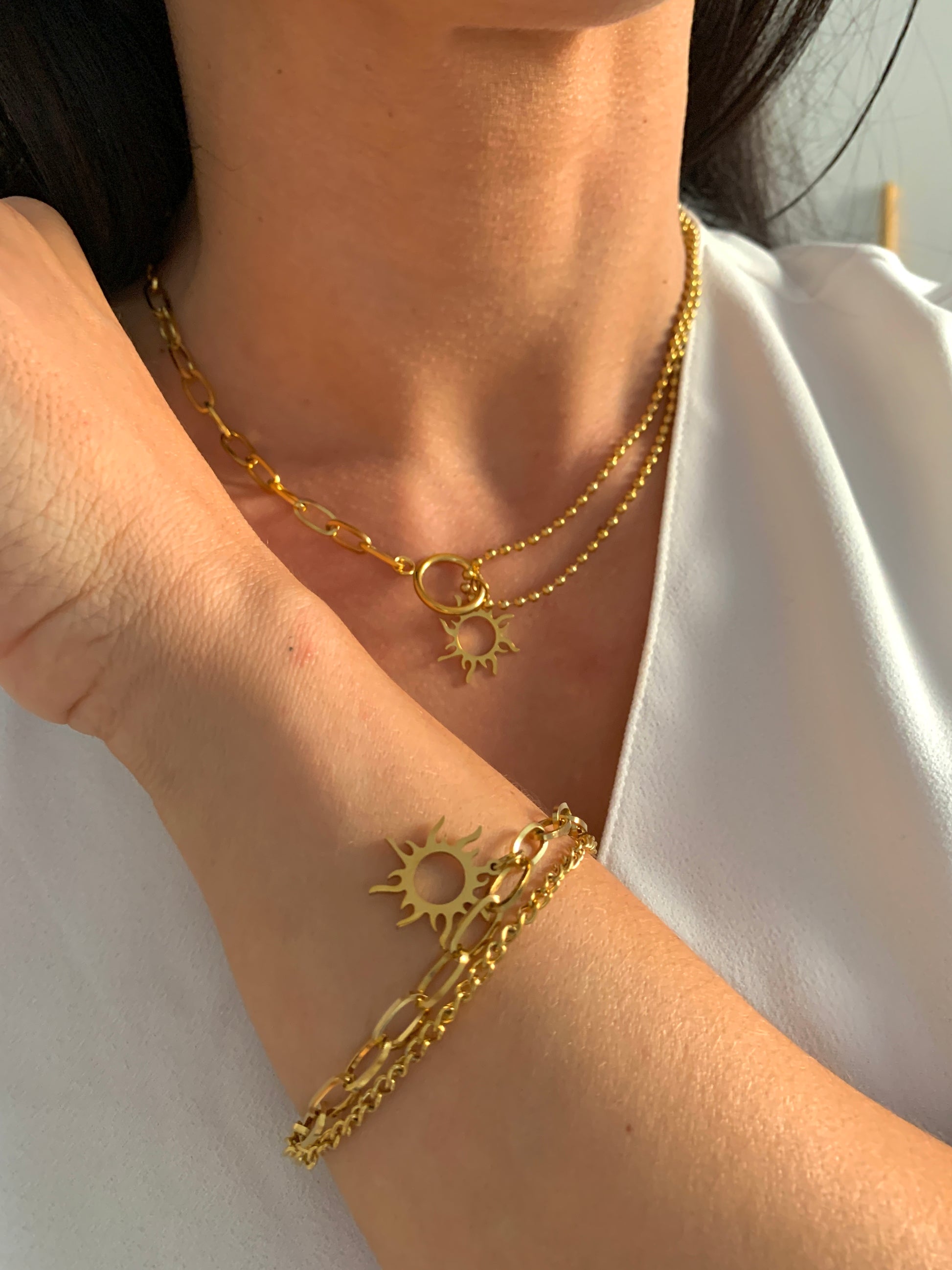 sonnenkreis-armband-edelstahl-gold-silber-kombiniert-am-handgelenk-natascha-woge