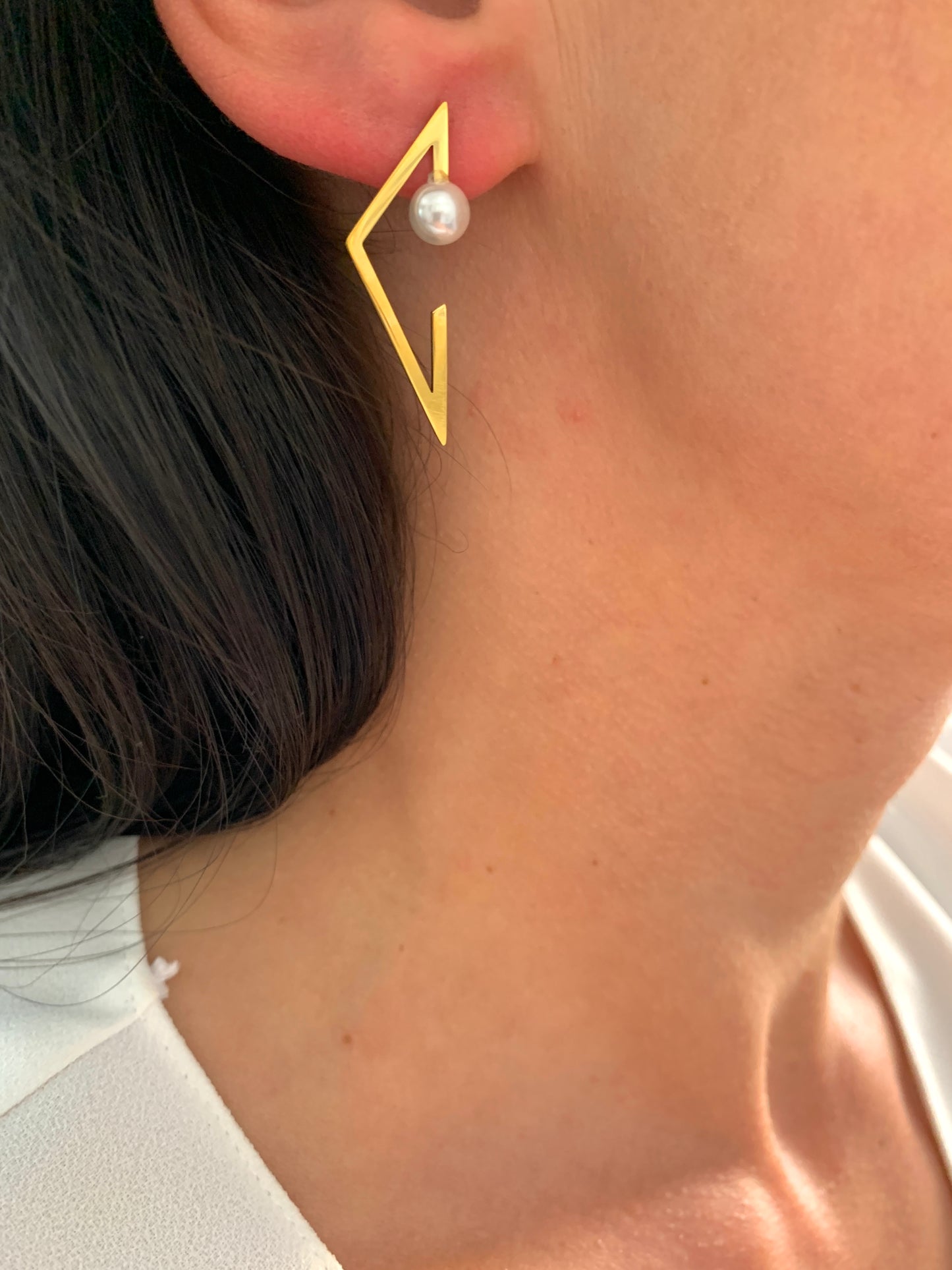 statement-ohrringe-gold-edelstahl-perle-minimalistisch