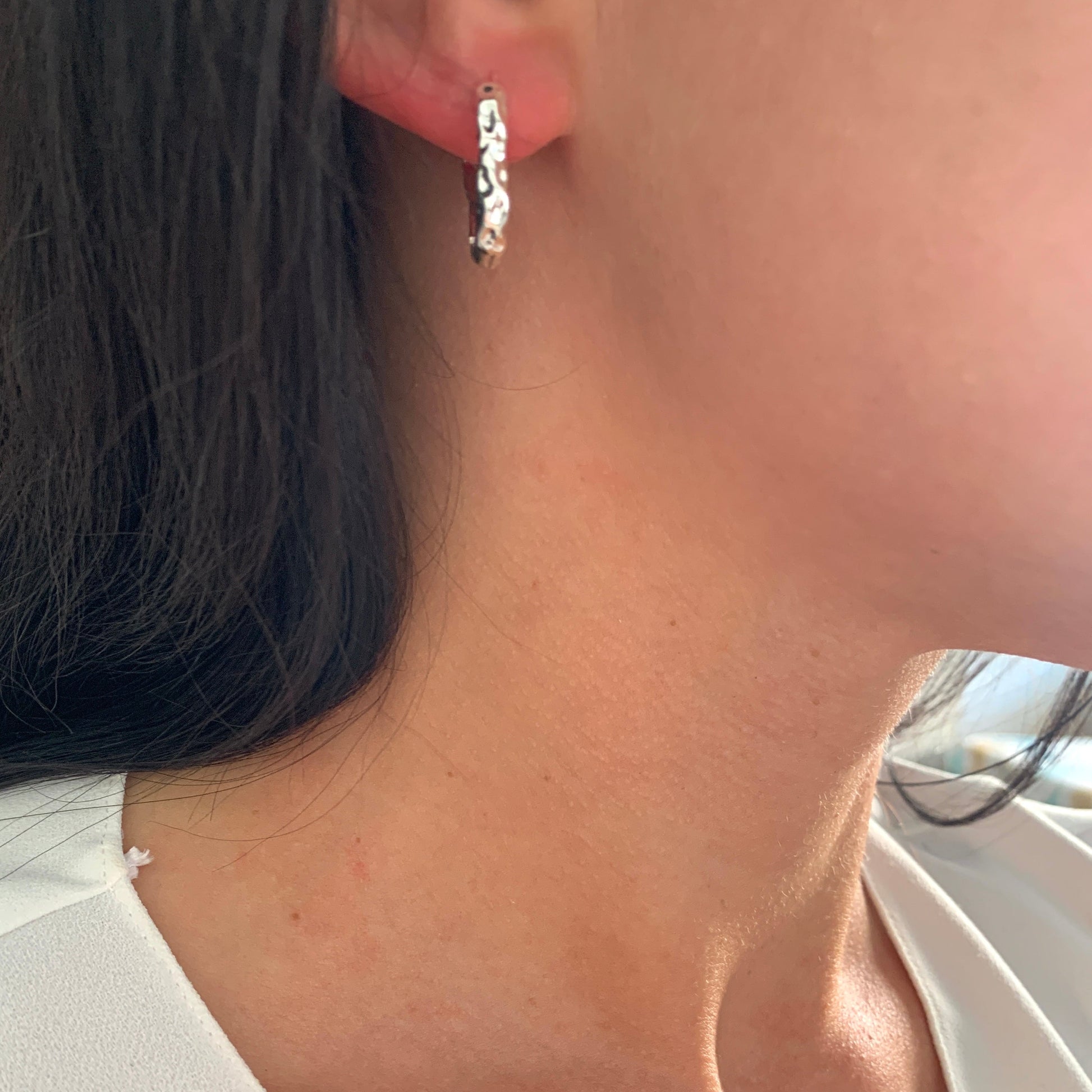 strukturierte-mini-creolen-edelstahl-1-8cm-wasserfest