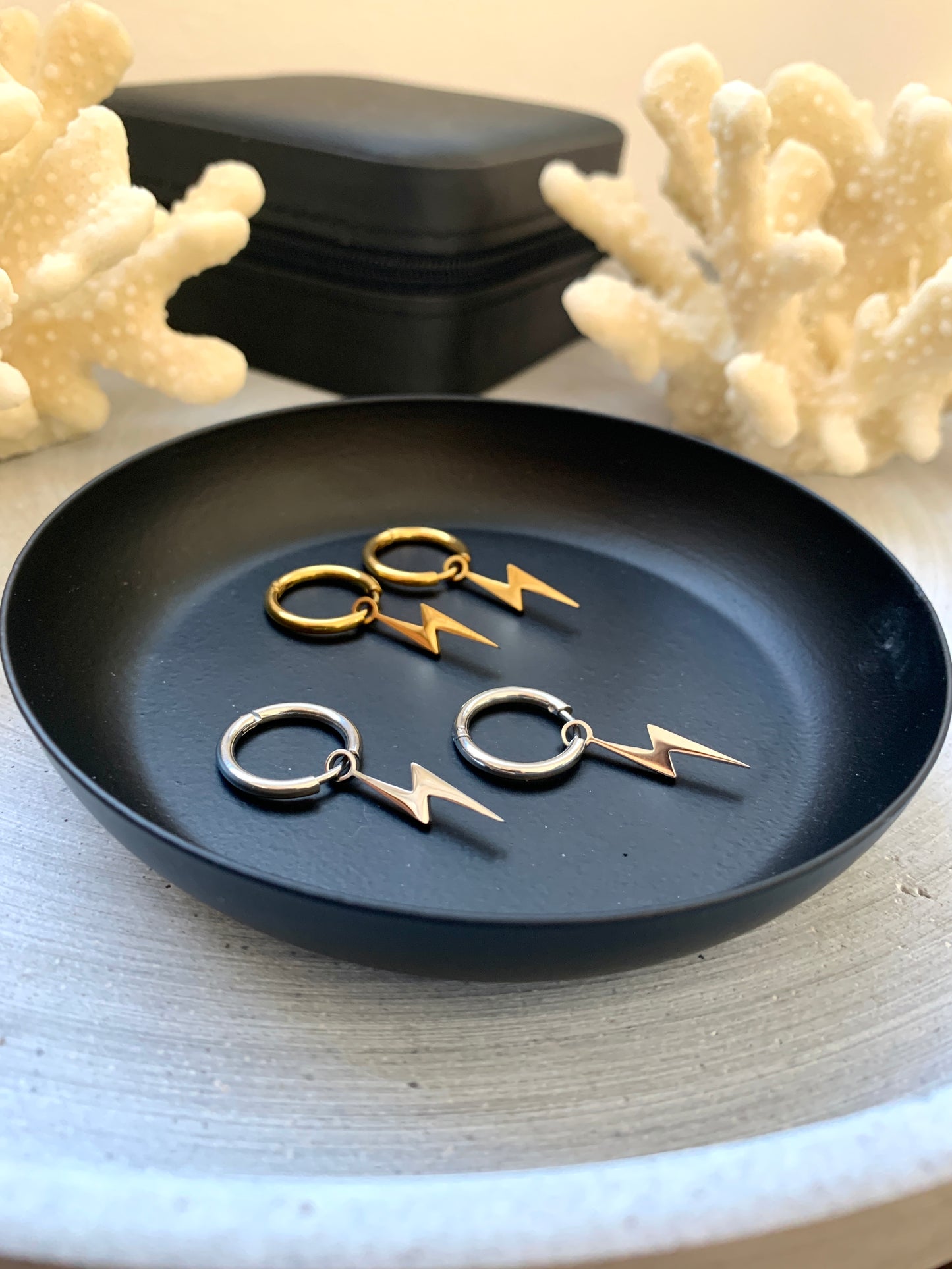 zarte-damen-ohrringe-blitz-edelstahl-gold-silber-natascha-woge