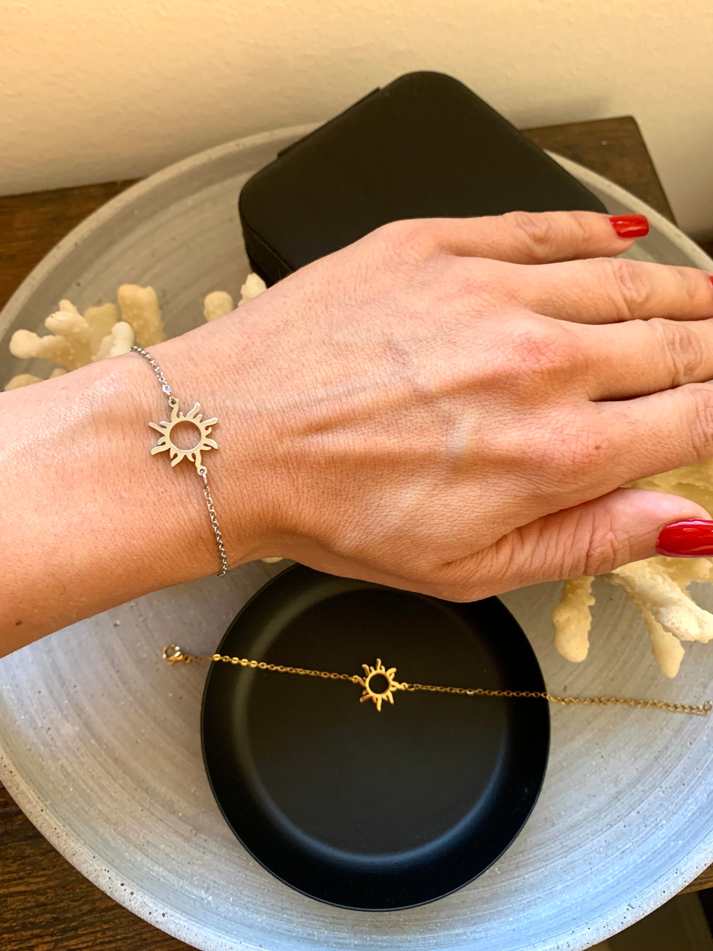 zartes-damenarmband-sonne-edelstahl-gold-minimal-design-natascha-woge