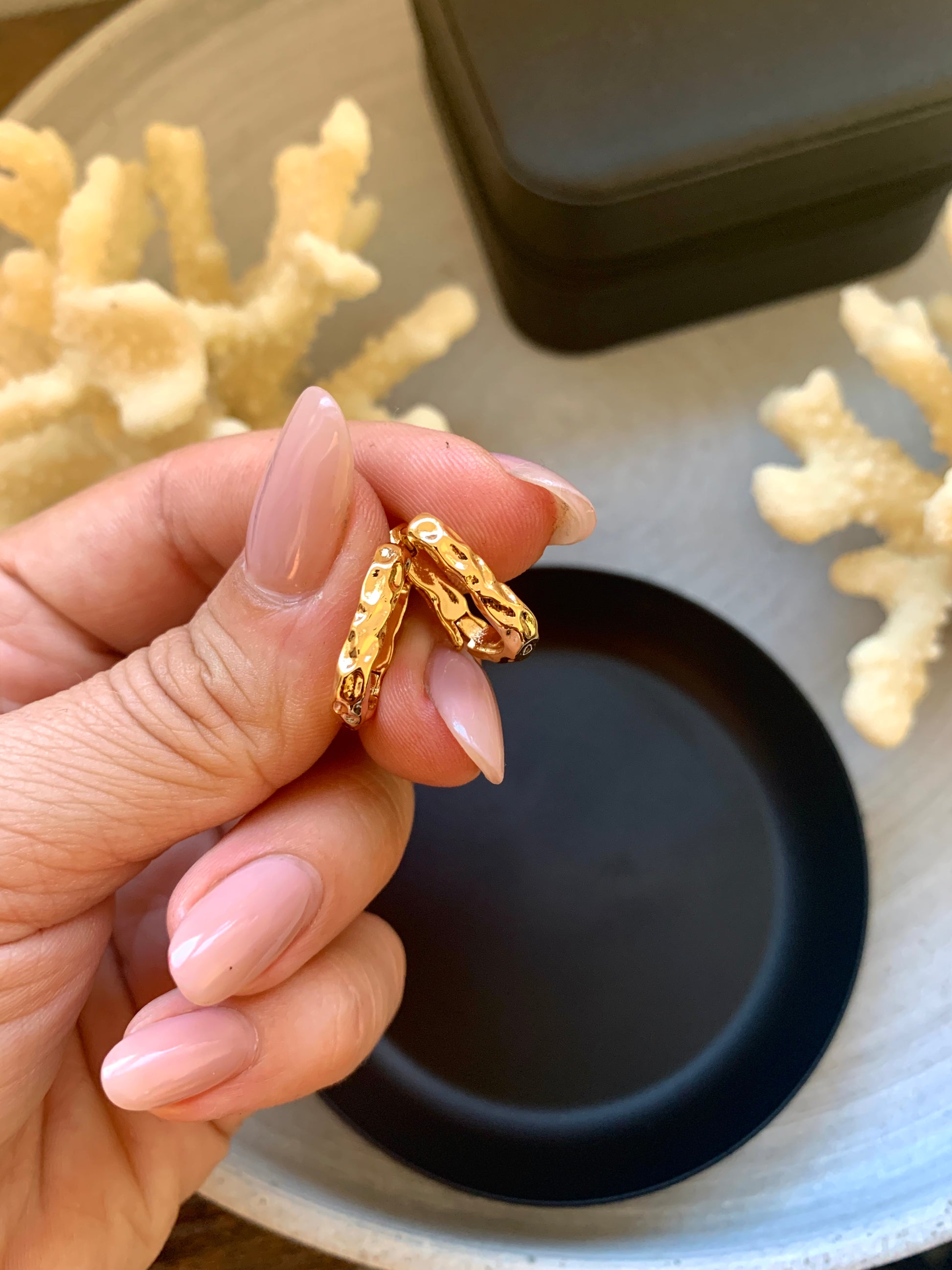 zeitlose-huggie-creolen-edelstahl-struktur