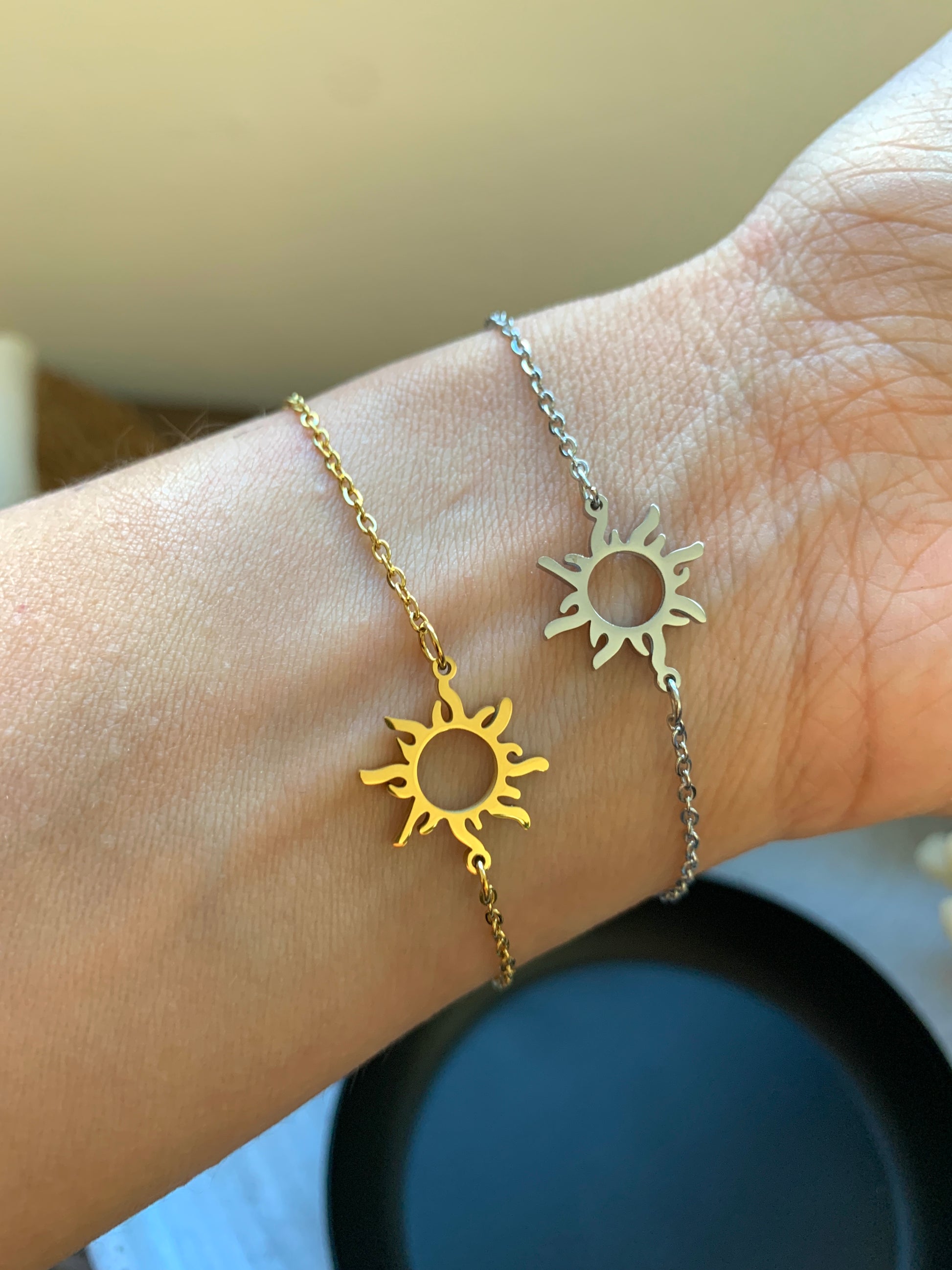 zeitloses-sonnenarmband-edelstahl-gold-silber-getragen-natascha-woge